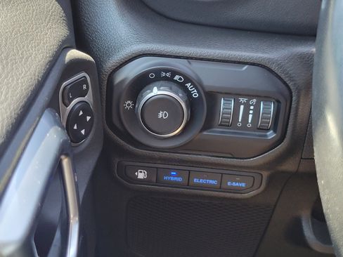 Used 2022 Jeep Wrangler Unlimited Sahara w/ Cold Weather Group AWD/4WD image 10