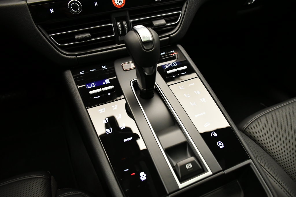 Certified 2026 Porsche Macan Turbo AWD/4WD image 32