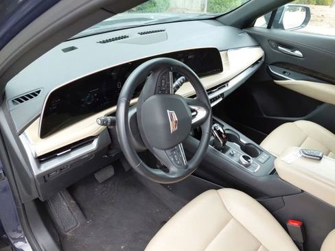 Used 2025 Cadillac XT4 Premium Luxury FWD image 6