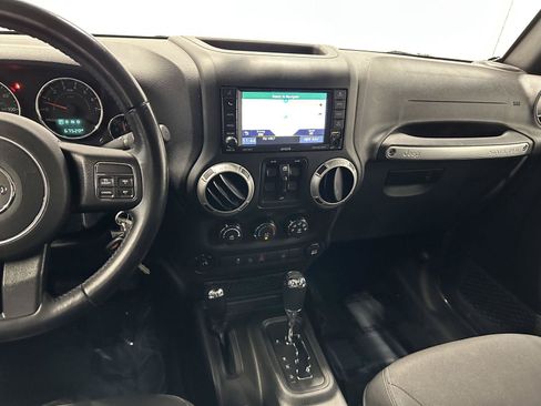 Used 2018 Jeep Wrangler Unlimited Sahara w/ Connectivity Group AWD/4WD image 21