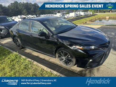 Used 2021 Toyota Camry SE FWD image 1