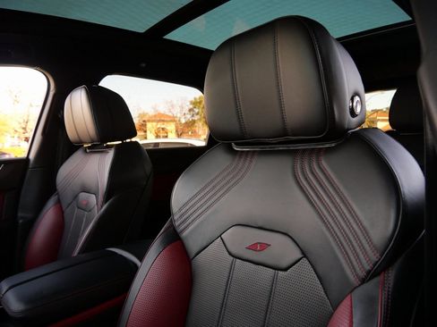 Used 2022 Bentley Bentayga image 19