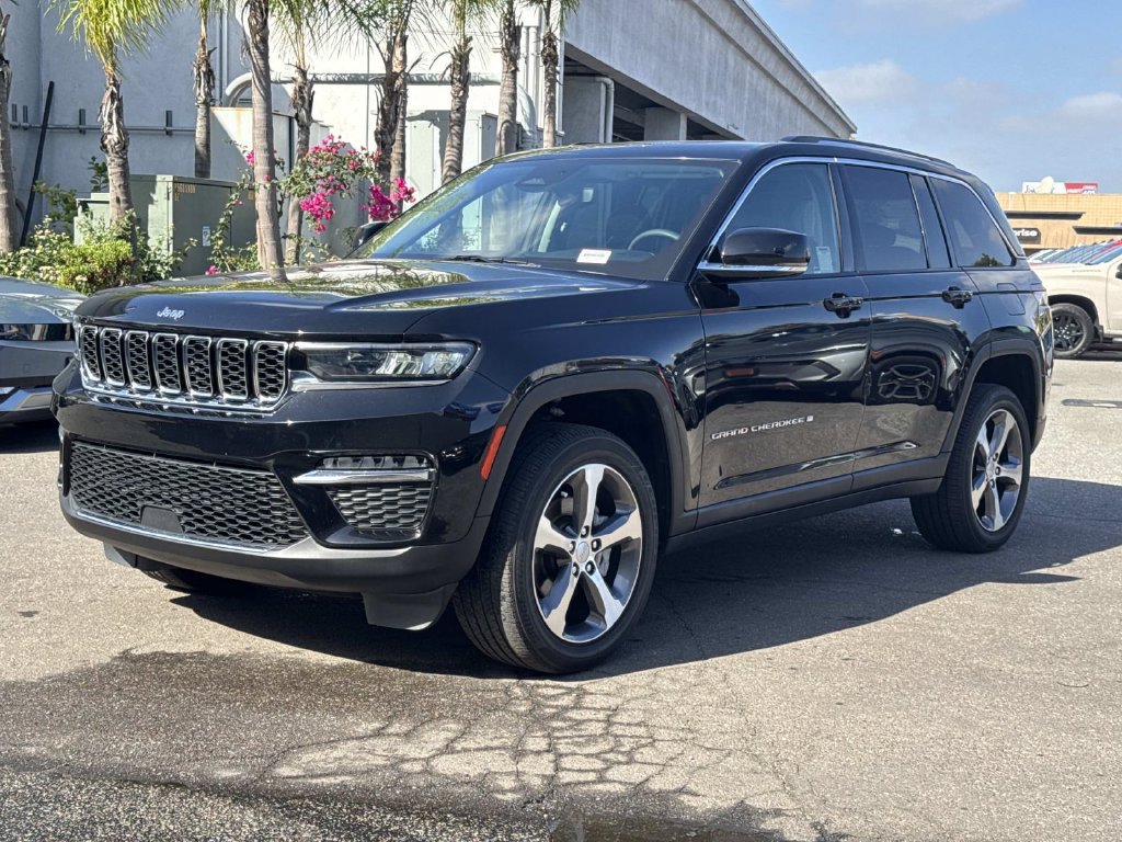 Used 2023 Jeep Grand Cherokee Limited AWD/4WD image 4