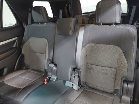 Used 2017 Ford Explorer XLT image 11