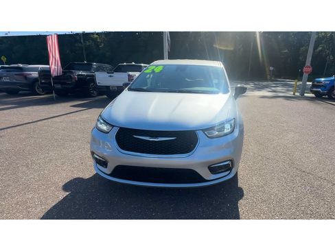 Used 2024 Chrysler Pacifica Touring-L FWD image 7