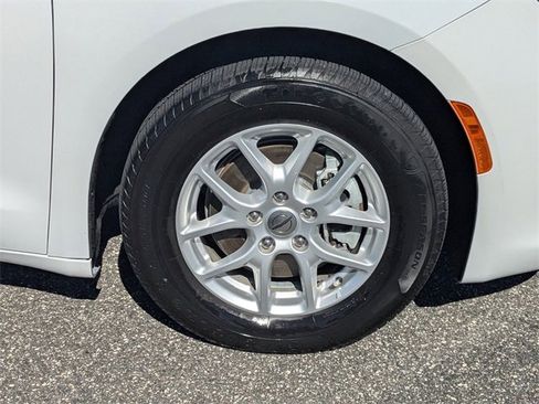 Used 2021 Chrysler Voyager Lxi image 10