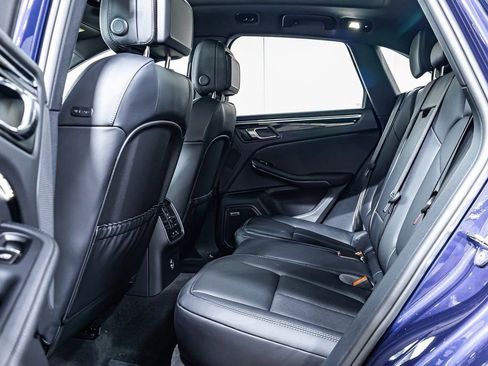 Certified 2025 Porsche Macan image 18