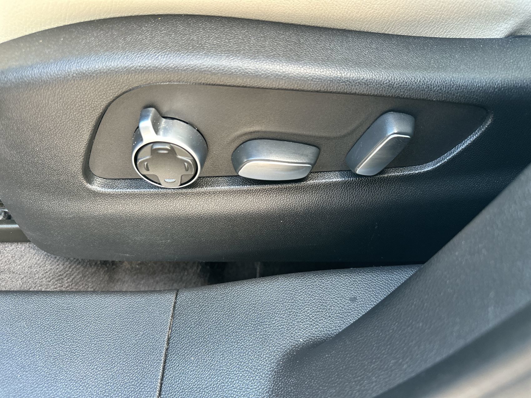 Used 2019 Cadillac XT4 Sport w/ Cold Weather Package FWD image 12