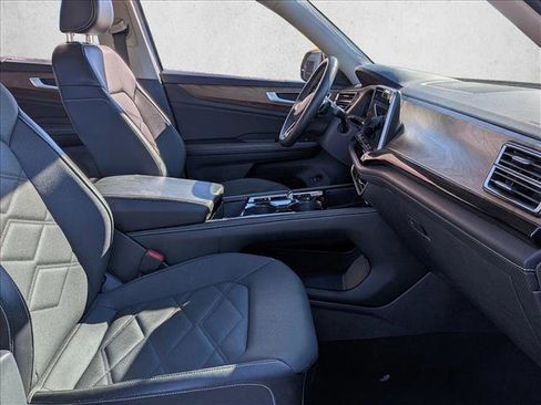 Used 2024 Volkswagen Atlas SE image 19