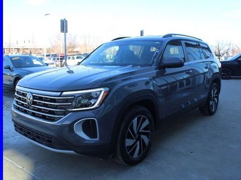 Used 2025 Volkswagen Atlas SE image 3