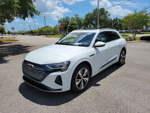 Certified 2024 Audi Q8 e-tron Premium Plus w/ Premium Plus Package AWD/4WD image 8