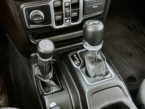 Used 2024 Jeep Wrangler Unlimited w/ Convenience Group AWD/4WD image 18