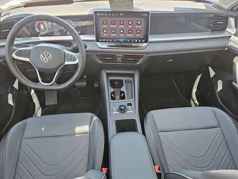 Certified 2025 Volkswagen Tiguan SE FWD image 16
