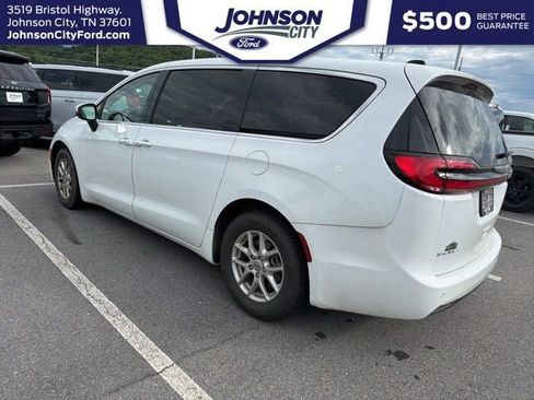 Used 2023 Chrysler Pacifica Touring-L FWD image 8