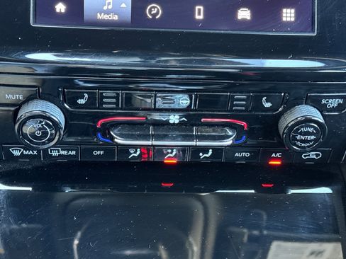 Used 2024 Jeep Grand Cherokee L Laredo image 22