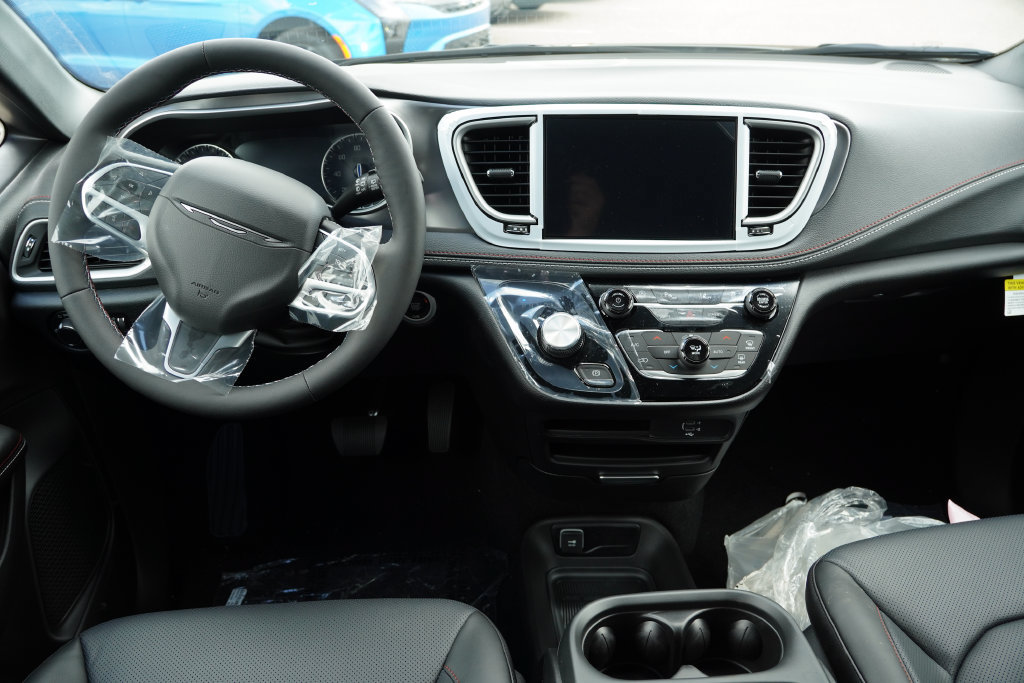 New 2027 Chrysler Pacifica Select AWD/4WD image 13