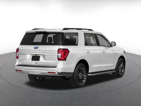Used 2023 Ford Expedition XLT RWD image 2