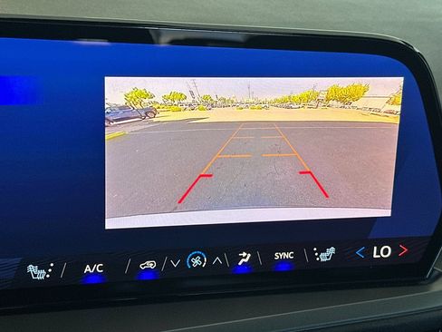 Used 2025 Chevrolet Traverse LT FWD image 20