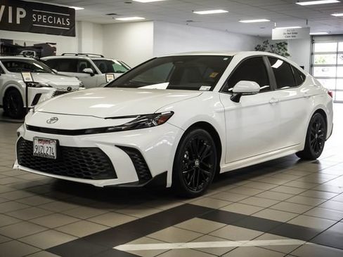 Used 2025 Toyota Camry SE FWD image 3
