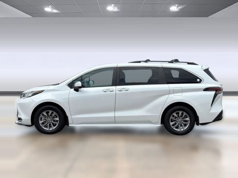 Used 2023 Toyota Sienna XLE FWD image 2