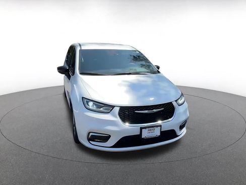 Used 2025 Chrysler Pacifica Select FWD image 3