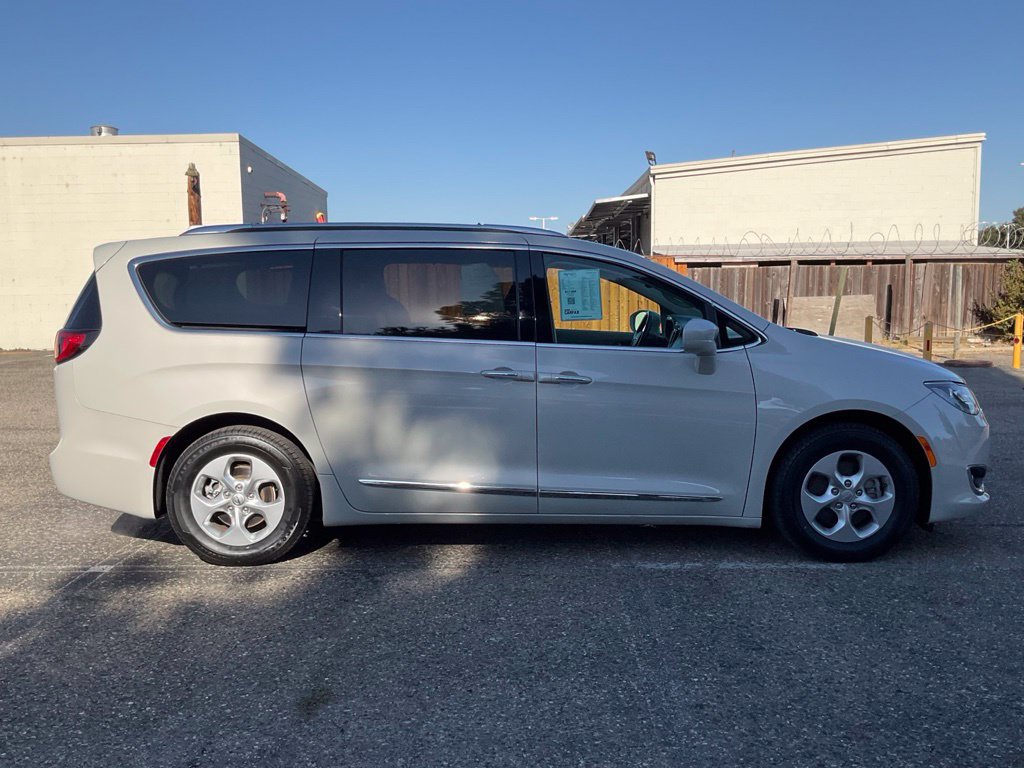 Used 2017 Chrysler Pacifica Touring-L Plus FWD image 7