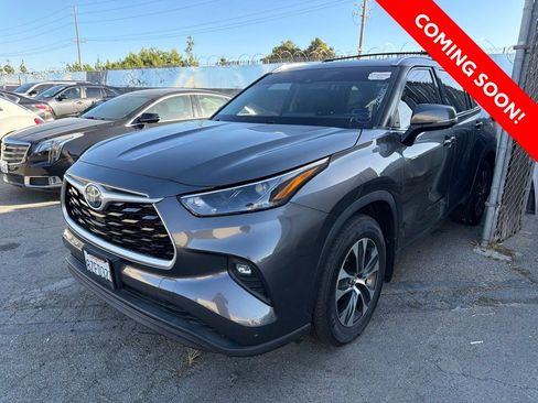 Used 2022 Toyota Highlander XLE FWD image 3