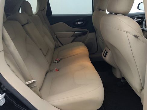 Used 2020 Jeep Cherokee Latitude FWD image 19