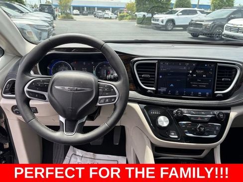 Used 2023 Chrysler Pacifica Limited FWD image 18