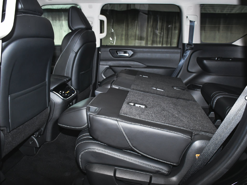 Used 2025 Nissan Armada SV AWD/4WD image 44