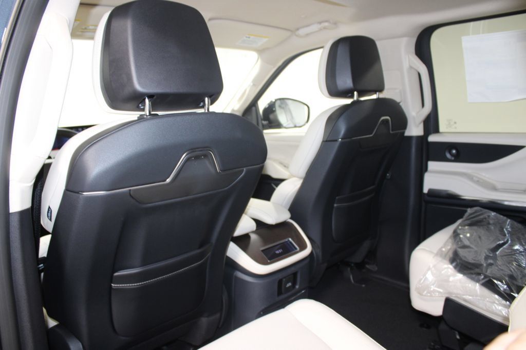 New 2027 Lincoln Navigator Premiere RWD image 28