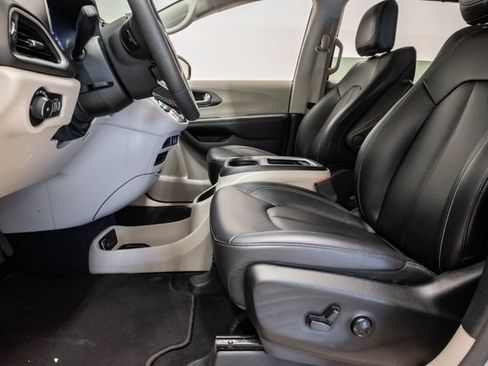 Used 2024 Chrysler Pacifica Touring-L FWD image 12