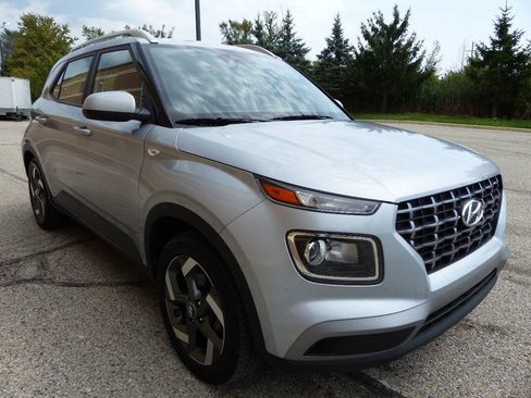 Used 2023 Hyundai Venue SEL w/ Cargo Package FWD image 12