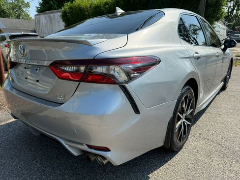 Used 2022 Toyota Camry SE w/ Carpet Mat Package (TMS) AWD/4WD image 9