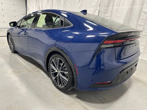 Used 2025 Toyota Prius XLE image 5