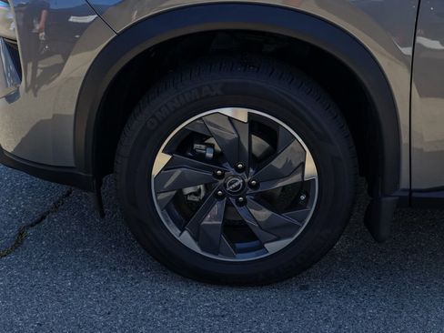 Used 2025 Nissan Rogue SV FWD image 11