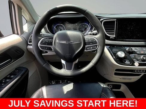 Used 2024 Chrysler Pacifica Touring-L FWD image 11