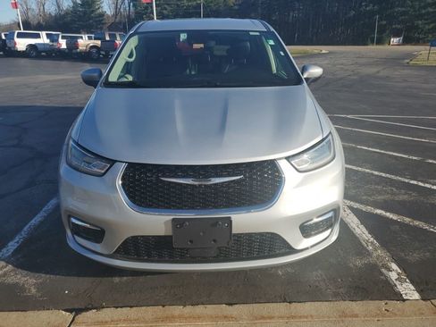 Used 2023 Chrysler Pacifica Touring-L image 3