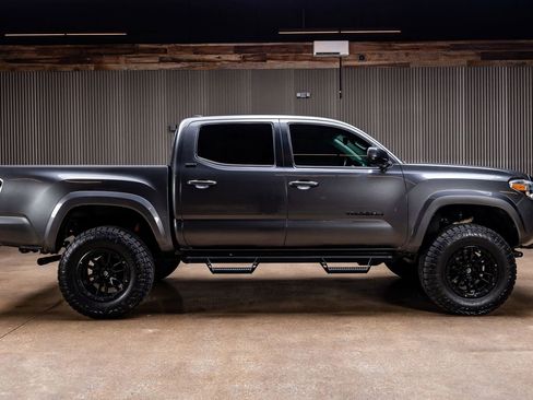 Used 2018 Toyota Tacoma SR5 AWD/4WD image 10