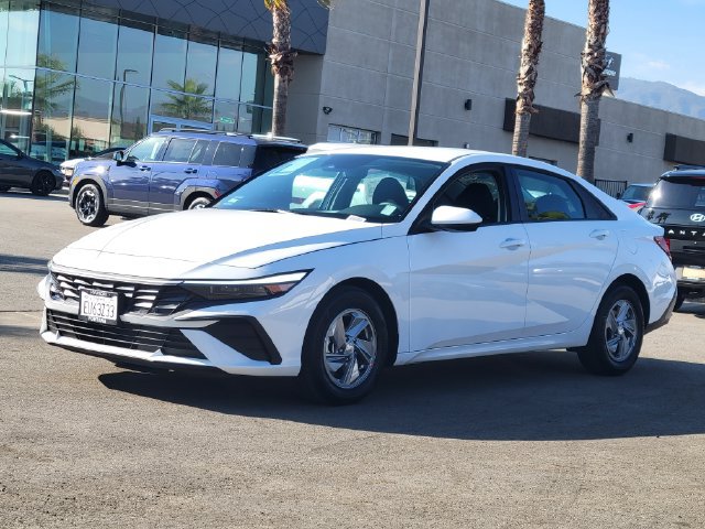 Used 2026 Hyundai Elantra SE FWD image 2