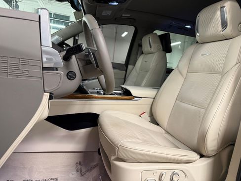 Certified 2025 Cadillac Escalade ESV Sport Platinum w/ LPO, ONYX Package AWD/4WD image 4