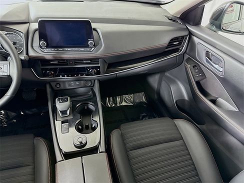 Certified 2025 Nissan Rogue SV image 26