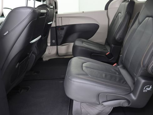 Used 2020 Chrysler Pacifica Touring-L Plus FWD image 33