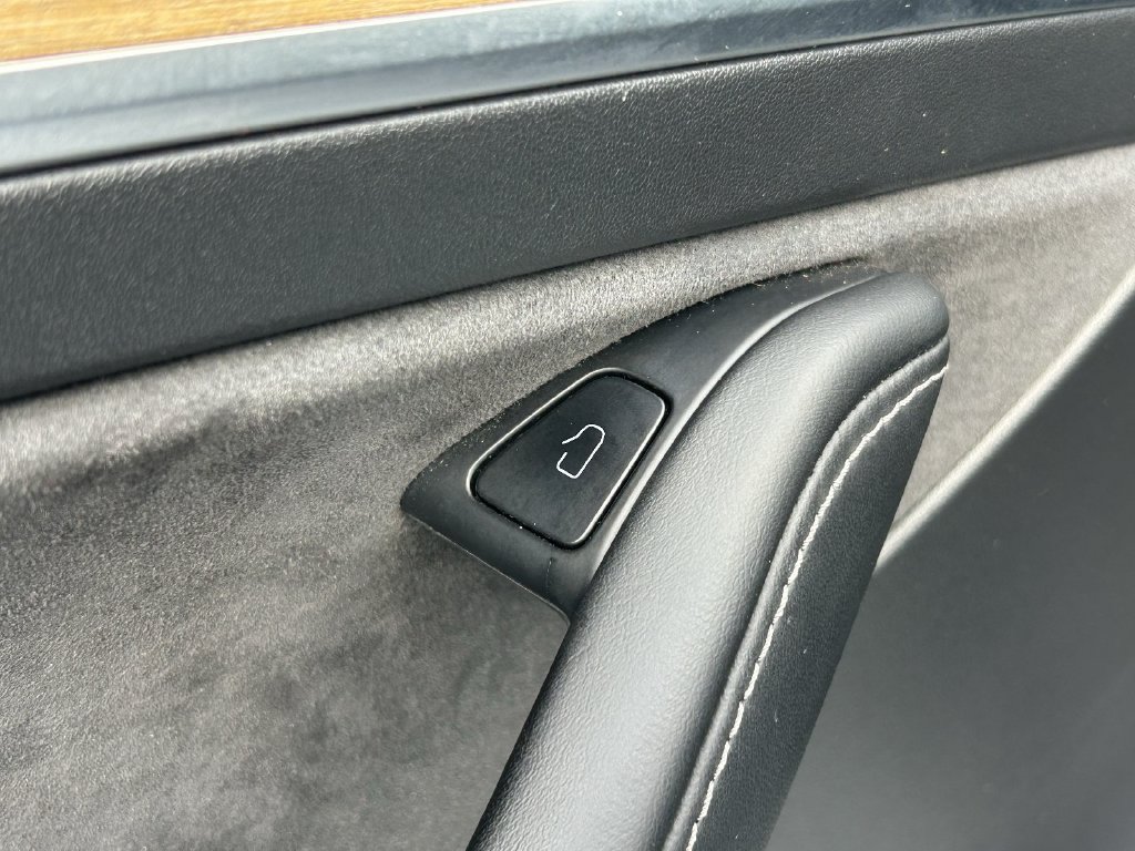 Used 2023 Tesla Model Y Long Range AWD/4WD image 23
