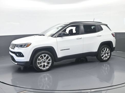 Used 2025 Jeep Compass Limited AWD/4WD image 2