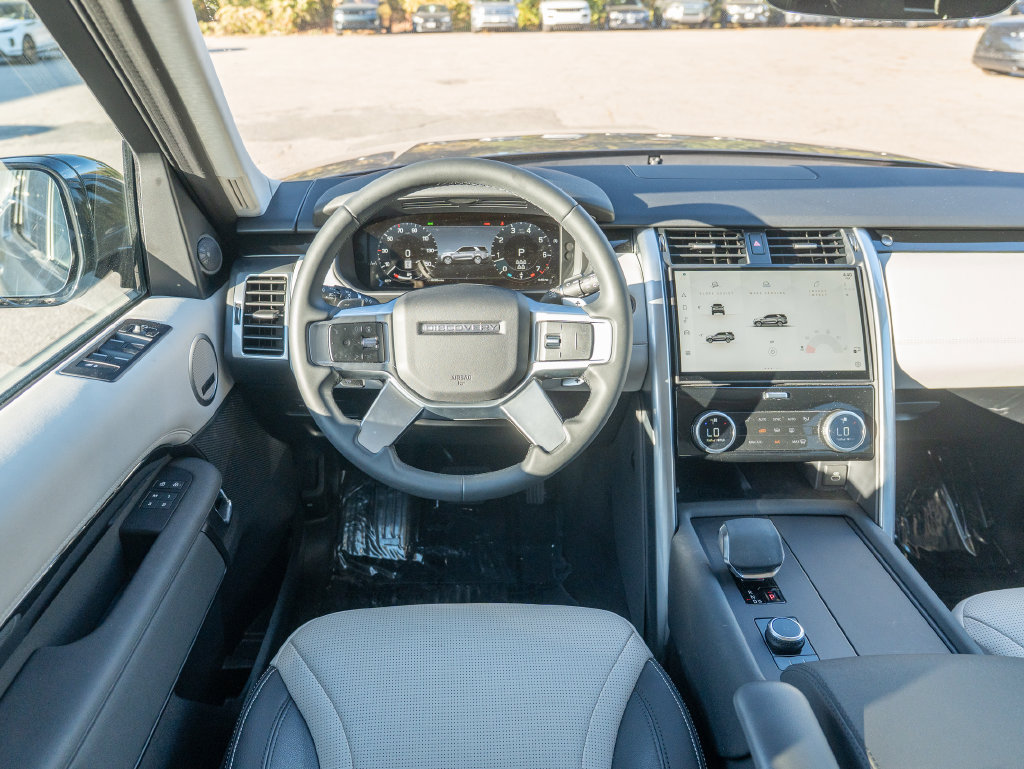 Certified 2025 Land Rover Discovery S AWD/4WD image 13