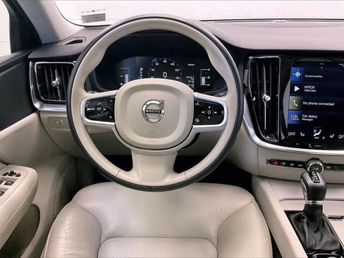 Used 2019 Volvo S60 T6 Momentum w/ Premium Package image 4