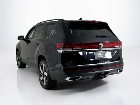 Used 2024 Volkswagen Atlas SE w/ Panoramic Sunroof Package FWD image 3