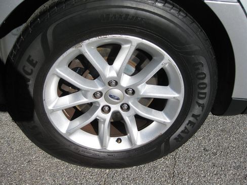 Used 2013 Ford Taurus SE image 8