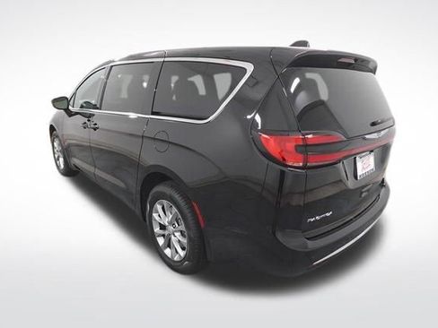 New 2026 Chrysler Pacifica Select image 3